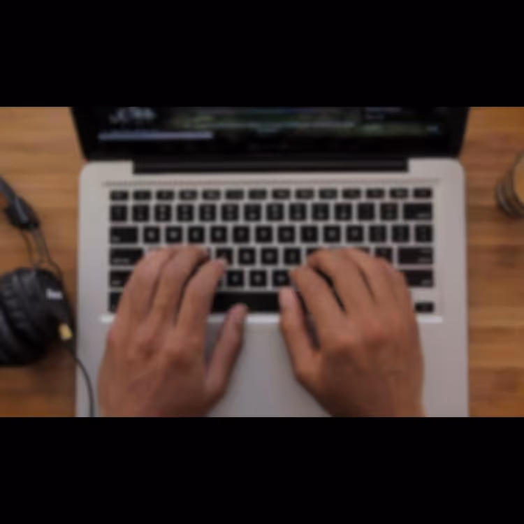 16:9 video ruudukujulises konteineris mustade ribadega