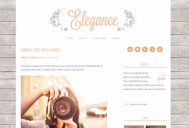 Floral Elegance-tema med trebakgrunn og skråskrift
