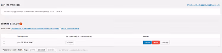 Liste des sauvegardes dans UpdraftPlus avec option de téléchargement