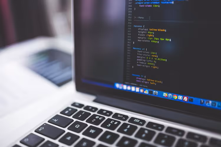 Illustrasjon av et botangrep på et WordPress-registreringsskjema