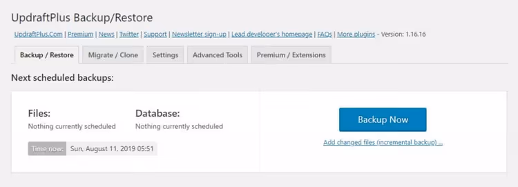 Interface do plugin UpdraftPlus com botões de criação de cópias de segurança