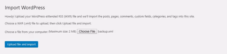 Ecrã de importação do WordPress com campo de seleção de ficheiro XML e opção de importação de anexos