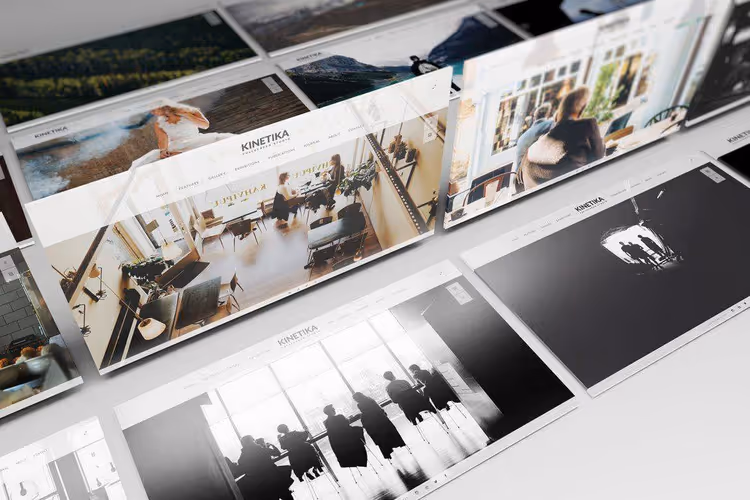 Perspektiv-PSD-mockup av nettside, 2 presentasjonsstiler