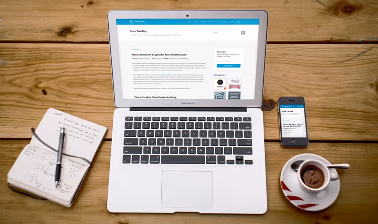 Schemat monetyzacji bloga WordPress przez reklamy i marketing afiliacyjny