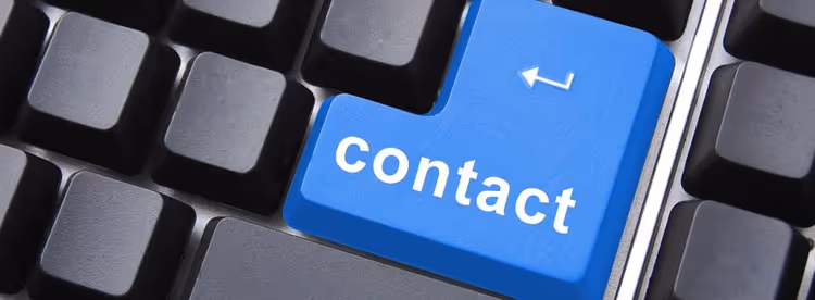 Exemplo de uma página de contactos com formulário de feedback e detalhes de contacto