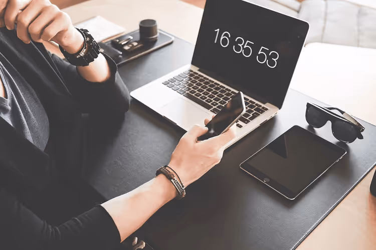Interfejs kursu online WordPress z modułami i paskiem postępu