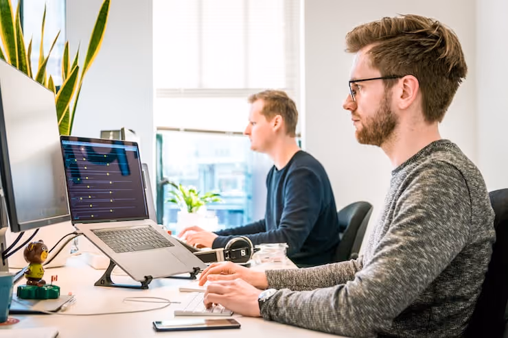 💼 IT-spetsialisti karjäär: palk ja töökohtade kasv 2026. aastal