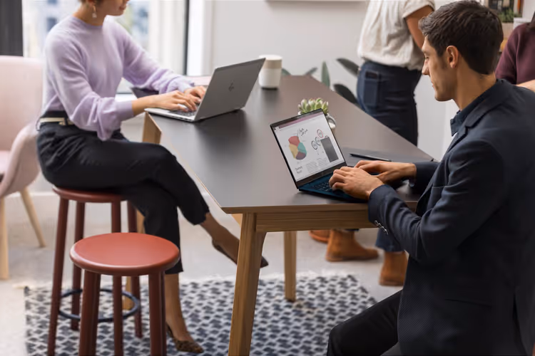 HP EliteBook 845 G8 Laptop in Silber auf einem Schreibtisch