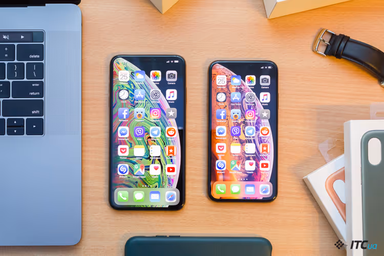 Processus de remplacement d'écran d'iPhone XS Max dans un atelier de réparation