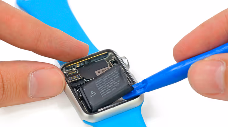 Aufgeblähter Apple Watch Akku drückt gegen die Displayeinheit