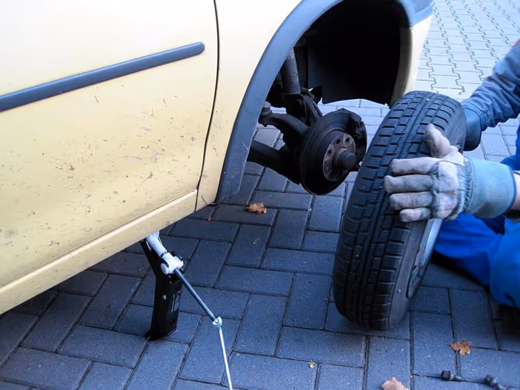 Lähitarkastelu vaurioituneesta renkaasta, jossa on sivuseinämän pullistuma