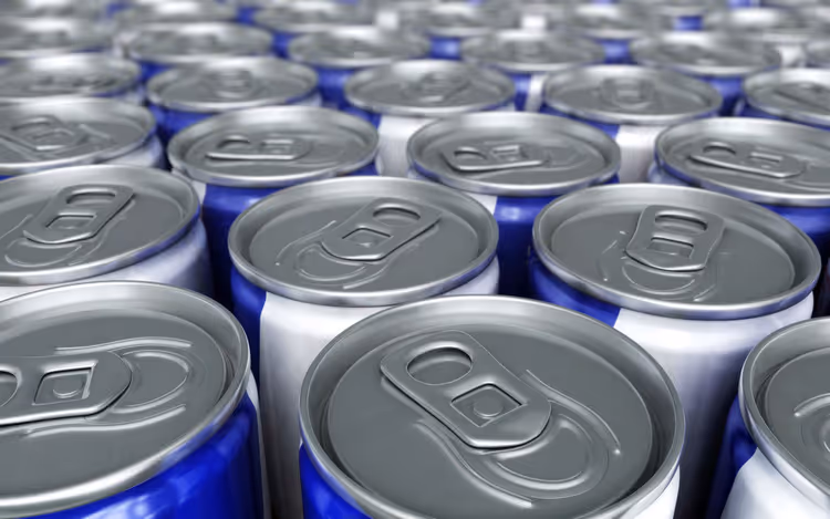 Burkar med energidryck från olika märken på en hylla