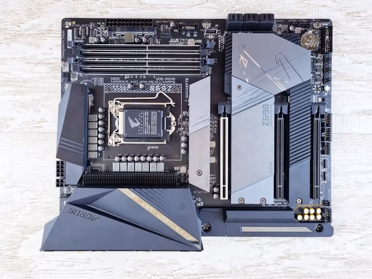 Montagem de computador com placa gráfica e placa-mãe na secretária
