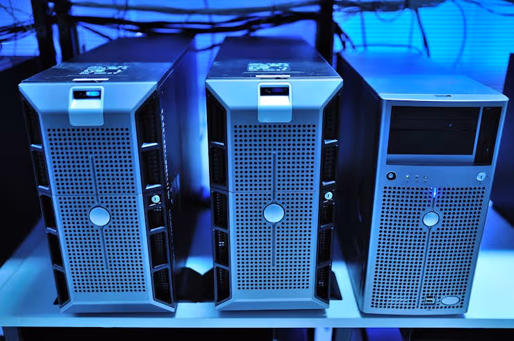närbild av serverenheter i ett rack på PQ.Hosting-datacenter
