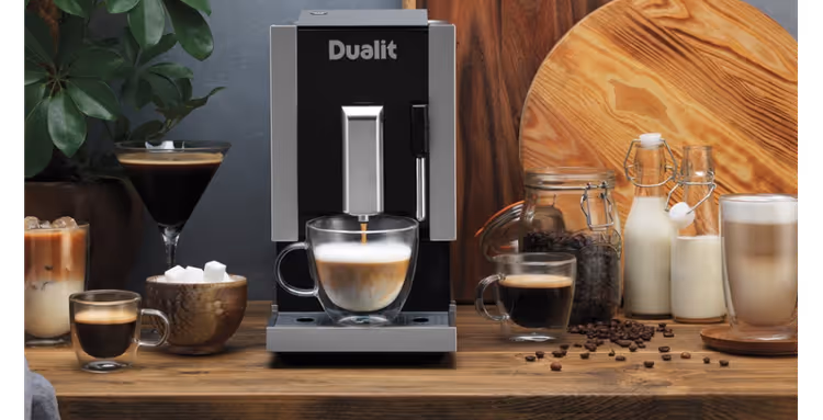 Caffè espresso appena fatto in una macchina da caffè