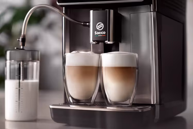 Tazzina di caffè lungo su un tavolo con chicchi
