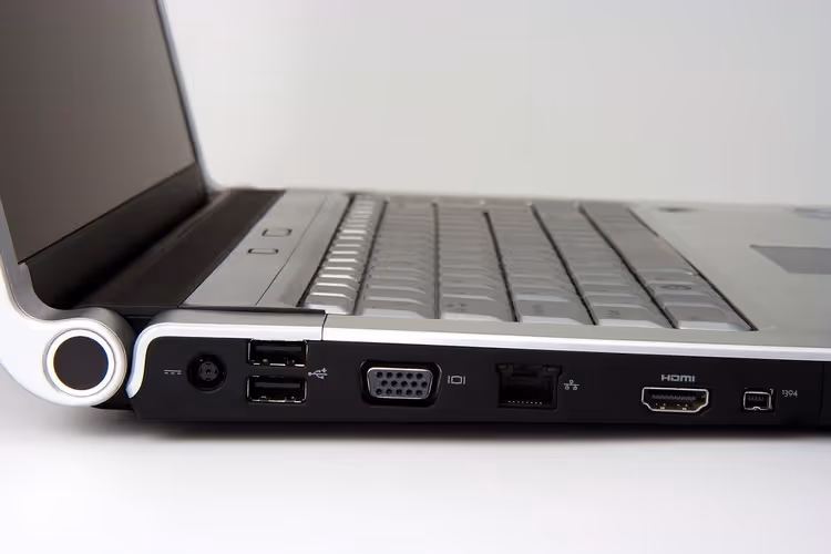 Ports d'ordinateur portable : USB, HDMI, VGA, RJ45