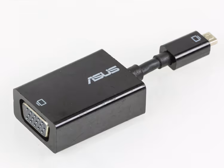 Branchement d'un adaptateur VGA sur un écran et un portable