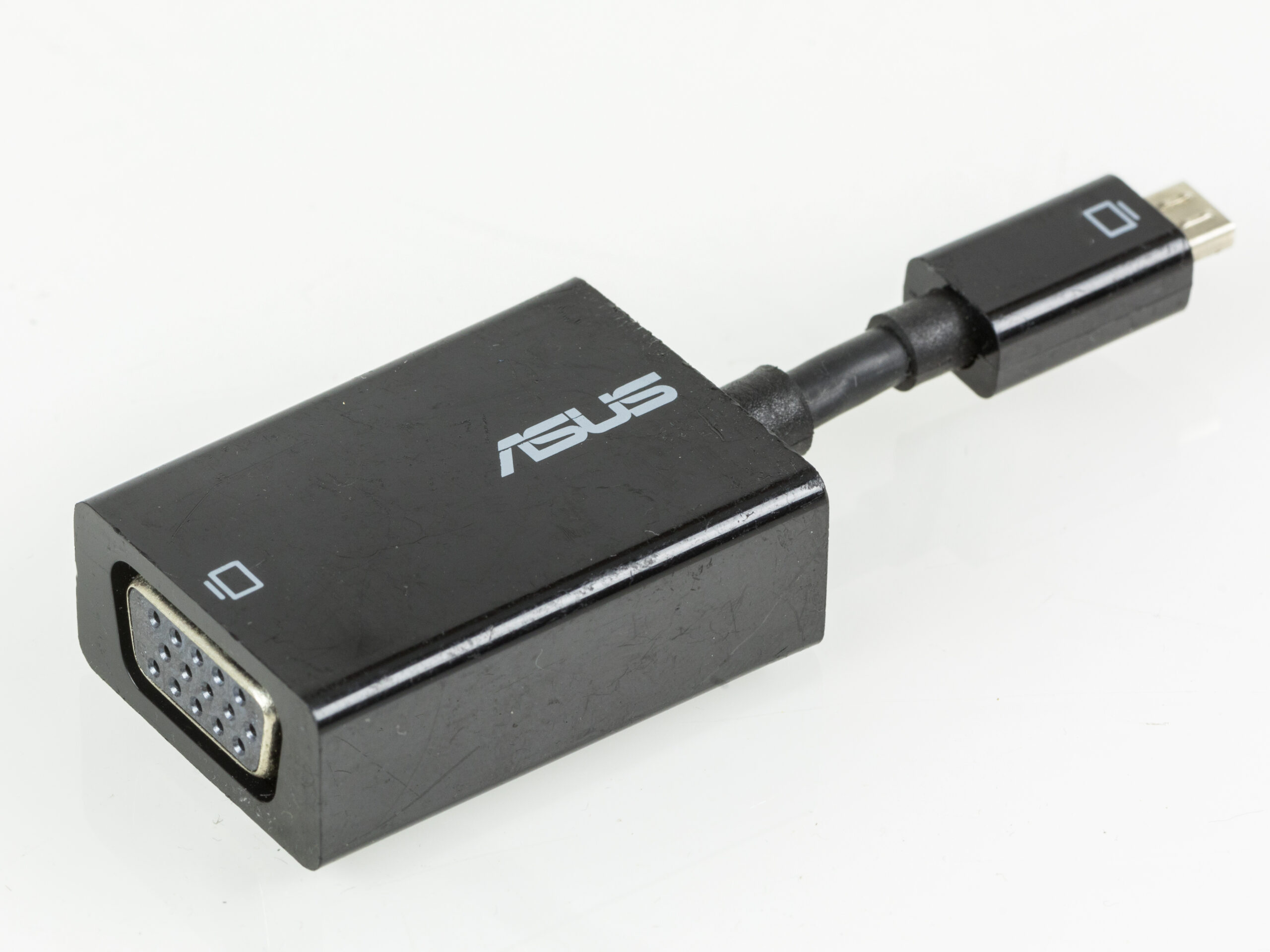 vga adapters, collection, tech connectors 📸📸 Realistic image of group of VGA adapters (HDMI, USB-C, DP) неодноразово промовляють на neutral background with soft light 📸📸 Перехідники VGA на сірий фон