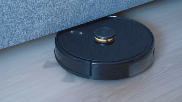 robot aspirador em chão de madeira