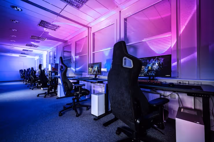 arène esport avec des rangées d'ordinateurs et des gradins