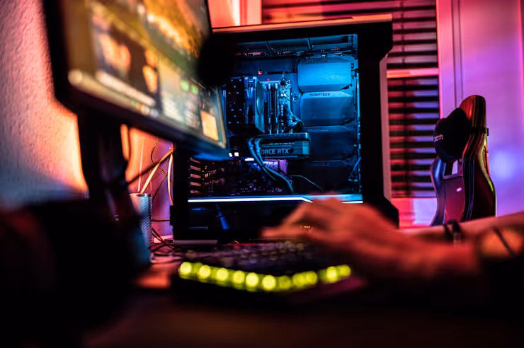 joueur esport devant un ordinateur de jeu pendant un tournoi