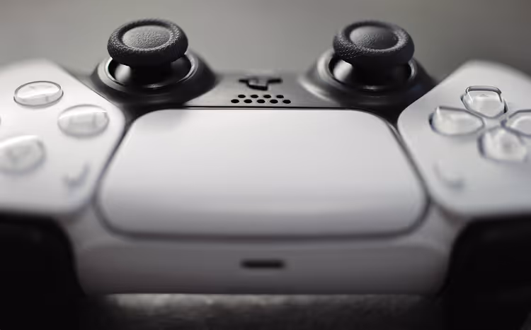 Контролер DualSense для PlayStation 5 крупним планом на темному тлі