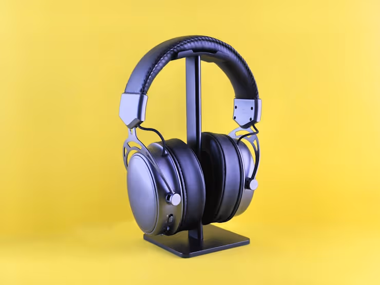 Schwarzes Razer Gaming-Headset auf einem Studio-Ständer