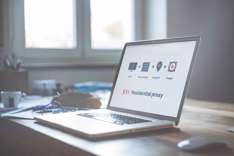 Portátil con una página de comparación de proveedores proxy abierta, mostrando criterios y puntuaciones